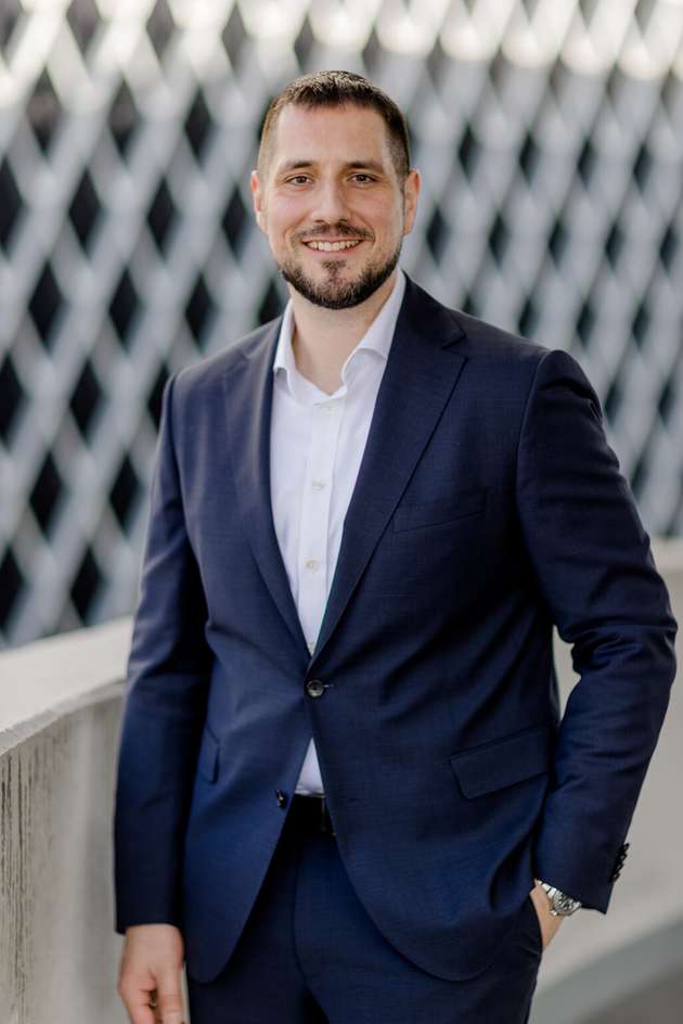 Philipp Lazic, Leitung Marketing & Kommunikation, Finder: Finder auf der InnoTrans 2026: Vom 22. bis 25. September präsentiert Finder in Berlin sein Bahnportfolio. Gezeigt werden Komponenten zur Steuerung von Licht und Klima im Zug, Lösungen für den Fahrerstand sowie zur Türsteuerung und USB-C-Lademöglichkeiten für Fahrgäste. Auch für die Bahnhofsinfrastruktur und Signalanlagen bietet Finder passende Komponenten. Zahlreiche Produkte sind Aucoteam-geprüft und rolling-stock-tauglich. Besuchen Sie uns und entdecken Sie zukunftsfähige Technik für den Schienenverkehr.