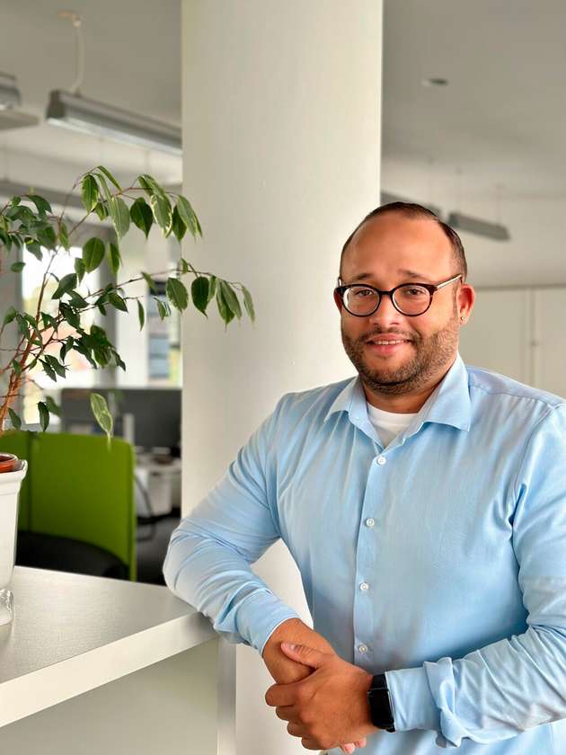Matheus Gomes, Sales Transport & Defence, Fortec Integrated: Mit dem MPT-3110R stellt FORTEC auf der InnoTrans ein robustes Computersystem für moderne Bahn-Anwendungen vor. Zertifiziert nach EN50155/ EN45545-2, ist die Plattform für anspruchsvolle Umweltbedingungen konzipiert. Der Atom-Prozessor der x7000RE Serie liefert Performance bei effizientem Energieverbrauch. Zudem ermöglichen Komponenten wie  M12-Steckverbinder, Ignition-Control, Dual-Gigabit-Ethernet, CAN-FD, flexible GPIOs und zwei SIM-Slots sichere Kommunikation und einfache Integration. Der flexible Speicherschacht erleichtert Wartung und Austausch – ideal für Fahrgastinformation, Condition Monitoring und Gateway-Funktionen.