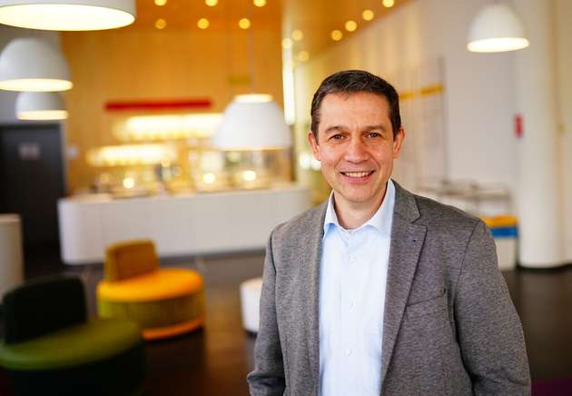Matthias Fritsche, Senior Specialist Ethernet Connectivity, Harting: Die Kommunikationstechnik in der Bahnindustrie befindet sich im Wandel: Etablierte BUS-Systeme werden zunehmend durch Ethernet-basierte Lösungen ersetzt. Auf der InnoTrans 2026 präsentiert die HARTING Technologiegruppe neue Verbindungslösungen für den sicheren Aufbau leistungsfähiger Ethernet-Netzwerke im Zug. Als Spezialist für Bahnanwendungen zeigt HARTING M12-Rundsteckverbinder, das umfangreiche DIN-41612-Portfolio für Racksysteme sowie Wagenübergangslösungen. Ergänzt wird das Angebot durch robuste und platzsparende Lösungen für die sichere Datenübertragung in und zwischen Geräten, etwa für Leittechnik, Fahrgastinformation und Steuerungstechnik.