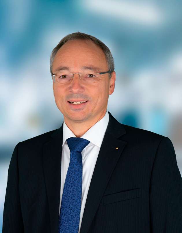 Christian Kämmerer, Leiter Vertrieb 2D/3D, Micro-Epsilon Messtechnik: Auf der InnoTrans steht bei uns die automatisierte, hochpräzise Schienenvermessung im Mittelpunkt. Unsere 3D Profile Unit erfasst mit mehreren Laserprofilscannern der Reihe scanCONTROL Richtung, Höhe und Abstand der Schienen berührungslos, schnell und hochauflösend. Durch die Zusammenführung der Messdaten in einem gemeinsamen Koordinatensystem entstehen aussagekräftige 2D-Profile und 3D-Punktewolken. So werden selbst kleinste Defekte zuverlässig erkannt, direkt ausgewertet und die Ergebnisse nahtlos an übergeordnete Steuerungen übergeben. Damit trägt die 3D Profile Unit zu mehr Sicherheit und einer planbaren und effizienten Instandhaltung bei.