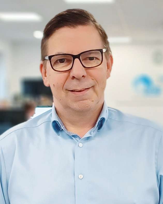 Thomas Kath, Abteilungsleiter Bahntechnik, SAB Bröckskes: SAB Bröckskes präsentiert auf der InnoTrans die neue SABIX R flex Data IQ – eine Hochleistungs-Datenleitung für Schienenfahrzeuge, die den steigenden Anforderungen der Digitalisierung gerecht wird. SABIX R flex Data IQ unterstützt moderne Multimediaschnittstellen wie DVI Dual-Link, HDMI, DisplayPort sowie USB 3.0 und USB 3.2 Gen 1x1. Sie erfüllt die Anforderungen der EN 45545-2 (R15 EL1A, R16 EL1B, HL1/HL2) und ISO 6722 (UN/ECE R118). Diese Leitung bietet zudem eine hohe mechanische Flexibilität sowie eine ausgezeichnete Beständigkeit gegenüber Öl und Kraftstoffen. SAB Bröckskes verbindet mit dieser Leitung die leistungsfähige Datenübertragung und maximale Sicherheit im Schienenverkehr.