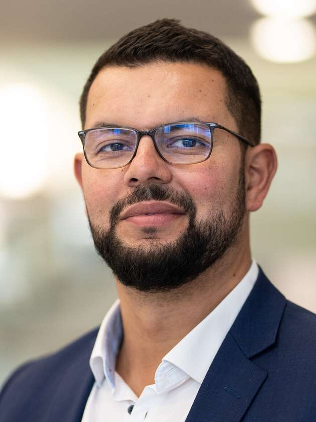 Jamal Bouraada, Global Industry & Strategic Account Manager, Wago: Wago zeigt auf der InnoTrans 2026 sein breites Lösungsportfolio für nahezu alle Anwendungen der Bahnindustrie. Als Pionier der Verbindungstechnik brachte Wago bereits 1977 als erster Hersteller Federklemmtechnik in DB-Reisezugwagen und setzte damit neue Maßstäbe für Zuverlässigkeit und Wartungsfreundlichkeit. Heute ist nahezu das gesamte Klemmenportfolio „Ready for Rail“ und erfüllt die maßgeblichen Bahnnormen wie beispielsweise. EN 50155 und EN 45545. Im Mittelpunkt stehen außerdem die robusten XTR-Systeme für Automatisierungsaufgaben in Rolling Stock, Stellwerken, Signaltechnik und Infrastruktur sowie die erstmals für Railway-Anwendungen getesteten Pro 2-Netzgeräte. Individuelle Lösungen des internationalen Wago Railway Teams runden das Angebot ab.