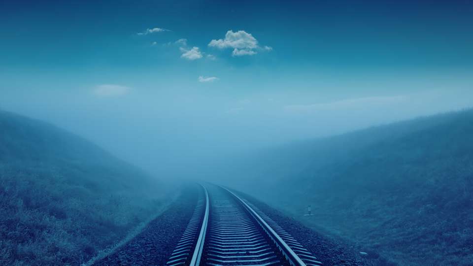Steckverbinder für Schienenfahrzeuge und Bahninfrastruktur müssen zuverlässig kommunizieren und zugleich hohen Anforderungen an Brandschutz, Dichtigkeit sowie Schock- und Vibrationsfestigkeit standhalten.
