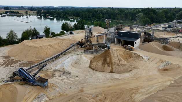 Im Kieswerk werden Sand und Kies gewaschen, gesiebt und nach Korngrößen sortiert.