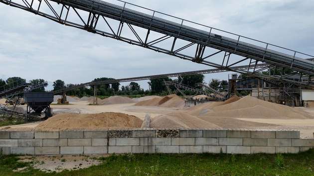 Förderbänder transportieren die aufbereiteten Sand- und Kiesfraktionen zu den jeweiligen Lagerflächen.