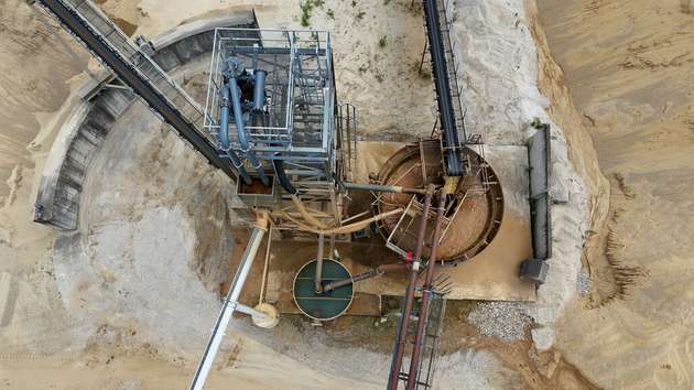 Der geschlossene Wasserkreislauf ermöglicht es, gereinigtes Prozesswasser erneut für die Sand- und Kieswäsche einzusetzen.