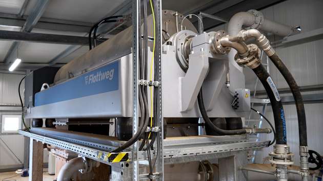 Eine Dekanterzentrifuge trennt Feststoffe aus dem anfallenden Sand- und Kieswaschwasser.