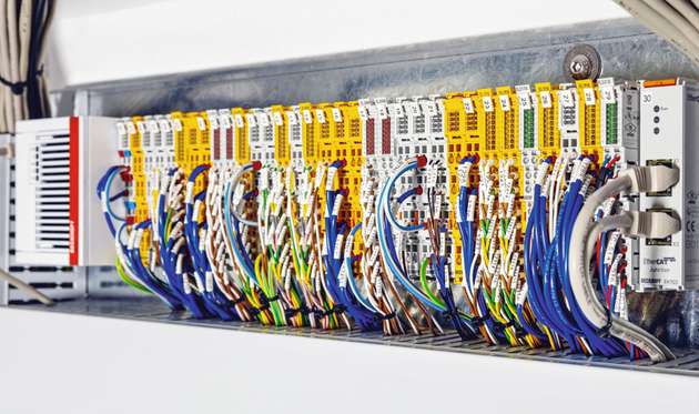 Das umfangreiche EtherCAT-Klemmenportfolio von Beckhoff deckt alle Grundlagen an die Kommunikation ab: von Standard-I/Os bis hin zu Buskopplern für andere Feldbusprotokolle.