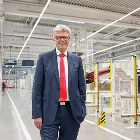Prof. Dr. Friedhelm Loh sagt anlässlich seines 80. Geburtstags:„Das Erreichte ist für mich kein Wert an sich, sondern die Grundlage für den Weg in die Zukunft, die ich weiter gestalten möchte und die ich liebe.“ 