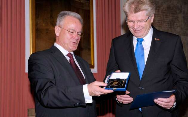 Das Deutsche Institut für Erfindungswesen e.V. hat am 30. November die Dieselmedaille 2010 an Friedhelm Loh verliehen. Der Preisträger erhält die hochkarätige Auszeichnung in der Kategorie "Erfolgreichste Innovation" für seine unternehmerischen Leistungen bei Rittal. Die Dieselmedaille gilt als "Oscar der Erfinder" und wird als höchste Auszeichnung für Erfinder verliehen, die mit ihrem Erfolg zum Wohl der Gesellschaft beigetragen haben. Der Preis, der im Andenken an Rudolf Diesel, dem Erfinder des Dieselmotors, seit dem Jahr 1953 vergeben wird, würdigt neben der Erfindungsleistung auch den auf der Erfindung beruhenden unternehmerischen Erfolg.