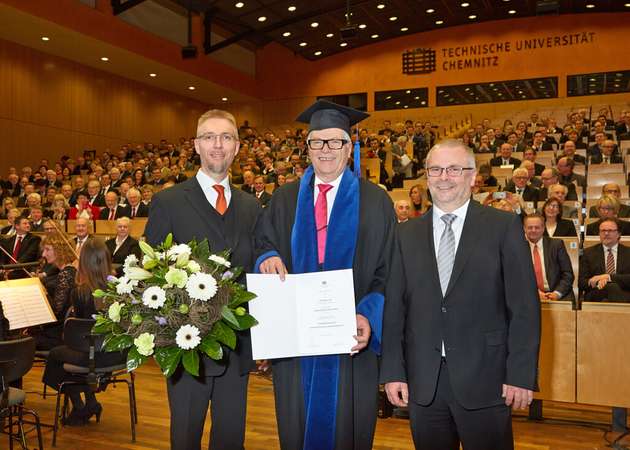 Für seine herausragenden Verdienste um Wissenschaft und Technik hat die Technische Universität Chemnitz den hessischen Unternehmer Friedhelm Loh im Jahr 2016 mit der Ehrendoktorwürde ausgezeichnet. Vertreter von Forschungseinrichtungen und Universitäten, aus Politik, Wirtschaft und Verbänden würdigten den Unternehmer als zielstrebigen Macher und klugen Visionär. Friedhelm Loh treibe die Vernetzung von Wirtschaft und Wissenschaft voran, gestalte die industrielle Digitalisierung aktiv mit und inspiriere damit kommende Generationen, Neues zu denken und verantwortungsvoll zu handeln.