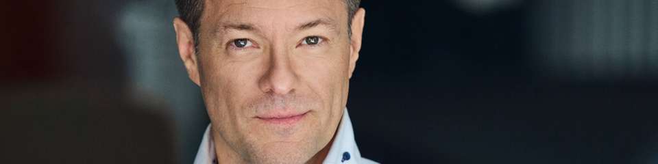 Dr. Axel Zein studierte Informatik in Stuttgart und promovierte in Betriebswirtschaft. Nach Führungspositionen bei IBM, Intergraph PP&M und Eplan sowie einem Management-Training am Jack Welch Management Institute (USA) leitet er heute als CEO die WSCAD GmbH und als Präsident die WSCAD Inc. in den USA. Unter seiner Führung entwickelte WSCAD mit ELECTRIX AI das weltweit erste KI-gestützte elektrische CAD-System und treibt die Entwicklung von Engineering Intelligence und AI-Native Engineering aktiv voran.