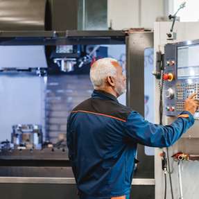 Der Verbund aus Sicherheitsglas und Polycarbonat schützt bei Werkzeugmaschinen und ermöglicht gleichzeitig freie Sicht auf den Fertigungsprozess.