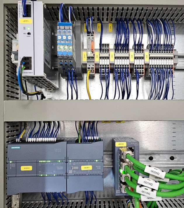 Mit IO-Link werden weniger Anschaltbaugruppen benötigt. Dadurch lässt sich Bauraum im Schaltschrank einsparen und der Verkabelungsaufwand reduzieren.