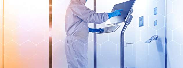 Das mobile HMI ermöglicht die Bedienung und Überwachung von Produktionsprozessen direkt im Reinraum. Glatte Edelstahloberflächen unterstützen eine zuverlässige Reinigung und können mikrobiologische Rückstände verringern.