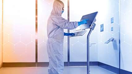 Das mobile HMI ermöglicht die Bedienung und Überwachung von Produktionsprozessen direkt im Reinraum. Glatte Edelstahloberflächen unterstützen eine zuverlässige Reinigung und können mikrobiologische Rückstände verringern.