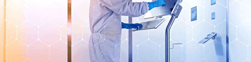 Das mobile HMI ermöglicht die Bedienung und Überwachung von Produktionsprozessen direkt im Reinraum. Glatte Edelstahloberflächen unterstützen eine zuverlässige Reinigung und können mikrobiologische Rückstände verringern.