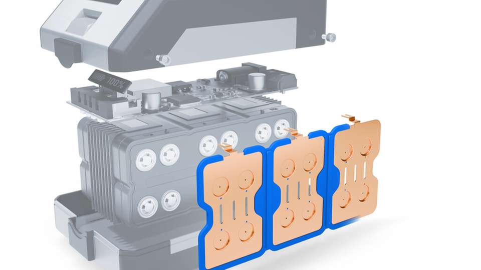 Die Explosionsdarstellung zeigt den Aufbau eines Battery Packs mit Zellverbinder-Platten und integrierten Elastomer-Komponenten. Connector Seals bündeln elektrische Kontaktierung, Isolation, Abdichtung und mechanische Führung in einer modularen Lösung.