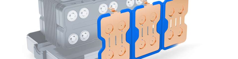 Die Explosionsdarstellung zeigt den Aufbau eines Battery Packs mit Zellverbinder-Platten und integrierten Elastomer-Komponenten. Connector Seals bündeln elektrische Kontaktierung, Isolation, Abdichtung und mechanische Führung in einer modularen Lösung.