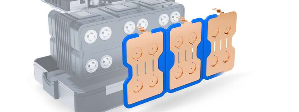 Die Explosionsdarstellung zeigt den Aufbau eines Battery Packs mit Zellverbinder-Platten und integrierten Elastomer-Komponenten. Connector Seals bündeln elektrische Kontaktierung, Isolation, Abdichtung und mechanische Führung in einer modularen Lösung.