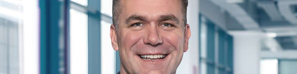 Ralf Pechmann ist seit 2018 Geschäftsführer der Deutschen Telekom MMS GmbH und verantwortet das Portfolio „Digital Experience & IT“ für Deutsche Telekom Geschäftskunden. Seit mehr als 20 Jahren begleitet er Unternehmen bei der digitalen Transformation. Sein Fokus liegt darauf, KI so in Organisationen zu bringen, dass daraus messbarer Geschäftsnutzen entsteht. Die Telekom MMS unterstützt Unternehmen dabei, geschäftskritische Prozesse mit KI, digitalen Plattformen und souveränen Architekturen zukunftsfähig zu gestalten – von der Strategie bis zum Betrieb.