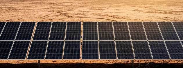 Die Solarbeschichtung hält nicht nur die Module sauber sondern bindet auch Wasser aus der Luft.