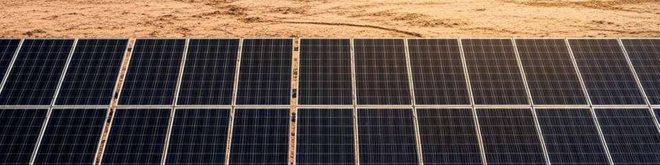 Die Solarbeschichtung hält nicht nur die Module sauber sondern bindet auch Wasser aus der Luft.