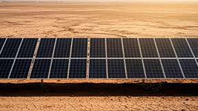 Die Solarbeschichtung hält nicht nur die Module sauber sondern bindet auch Wasser aus der Luft.