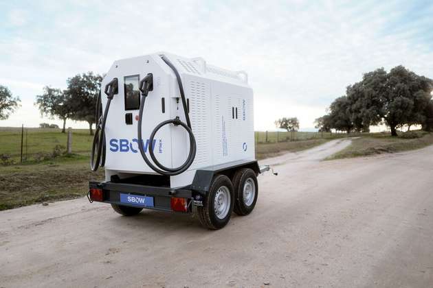 Der mobile Batteriespeicher kombiniert Energiespeicherung und Schnellladen in einer transportablen Lösung abseits bestehender Netzinfrastruktur.