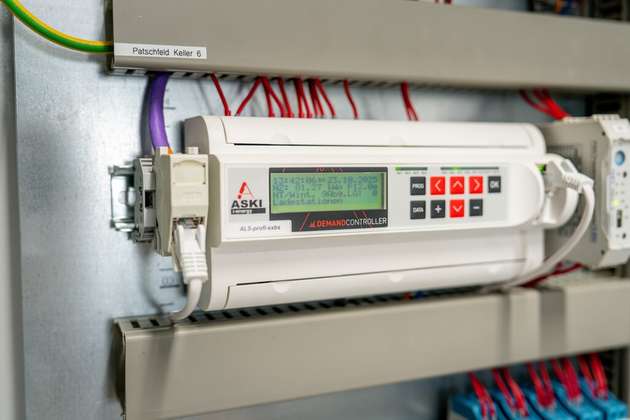Herzstück des Lastmanagements: Der ALS profi Controller verteilt Energie dynamisch und priorisiert Verbraucher so, dass energieintensive Prozesse in kostengünstige Zeitfenster verschoben werden.