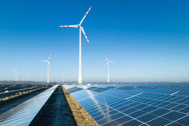 Energie aus Wind und Sonne über einen gemeinsamen Netzanschluss einzuspeisen, verbessert die Ausbeute und vermeidet Engpässe bei der Projektierung.