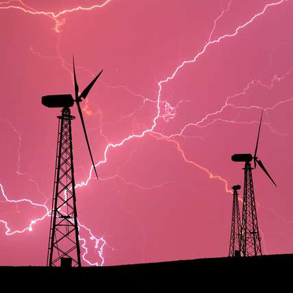Windräder halten selbst starkem Wind und Unwetter stand – und werden dank neuer Technologien und smarter Schutzsysteme immer widerstandsfähiger.