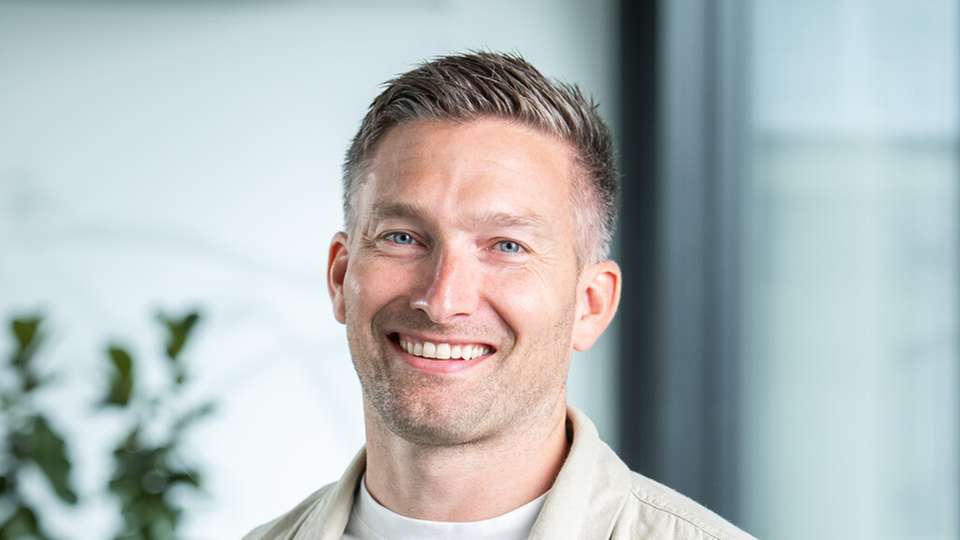 Thomas Hasenöhrl ist Vice President IIoT Systems & Solutions bei Wika. Er verbindet Messtechnik, Digitalisierung und Strategie zu skalierbaren IIoT-Lösungen mit messbarem Kundennutzen. Sein Fokus liegt darauf, Strategie in erfolgreiche Umsetzung zu überführen – von der ersten Idee über Konnektivität und Datenanalyse bis hin zu tragfähigen Lösungen im industriellen Einsatz.