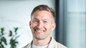 Thomas Hasenöhrl ist Vice President IIoT Systems & Solutions bei Wika. Er verbindet Messtechnik, Digitalisierung und Strategie zu skalierbaren IIoT-Lösungen mit messbarem Kundennutzen. Sein Fokus liegt darauf, Strategie in erfolgreiche Umsetzung zu überführen – von der ersten Idee über Konnektivität und Datenanalyse bis hin zu tragfähigen Lösungen im industriellen Einsatz.
