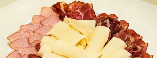 Käse, Schinken oder Wurst sind Naturprodukte mit wechselnden Eigenschaften, was ihre Verarbeitung besonders herausfordernd macht.