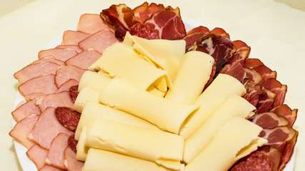 Käse, Schinken oder Wurst sind Naturprodukte mit wechselnden Eigenschaften, was ihre Verarbeitung besonders herausfordernd macht.