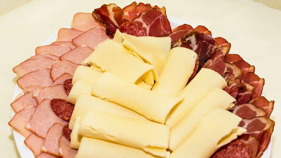 Käse, Schinken oder Wurst sind Naturprodukte mit wechselnden Eigenschaften, was ihre Verarbeitung besonders herausfordernd macht.