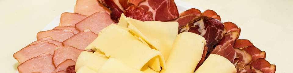 Käse, Schinken oder Wurst sind Naturprodukte mit wechselnden Eigenschaften, was ihre Verarbeitung besonders herausfordernd macht.