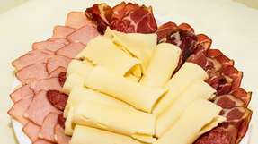 Käse, Schinken oder Wurst sind Naturprodukte mit wechselnden Eigenschaften, was ihre Verarbeitung besonders herausfordernd macht.