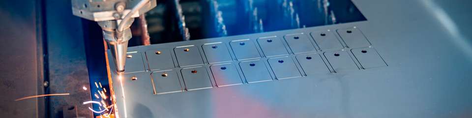 Mithilfe von Laserschneidern werden die Bauteile verarbeitet. Stickstoff als Schutzgas sorgt dabei für saubere Schnittkanten und verhindert Oxidationen an der Schnittfläche.