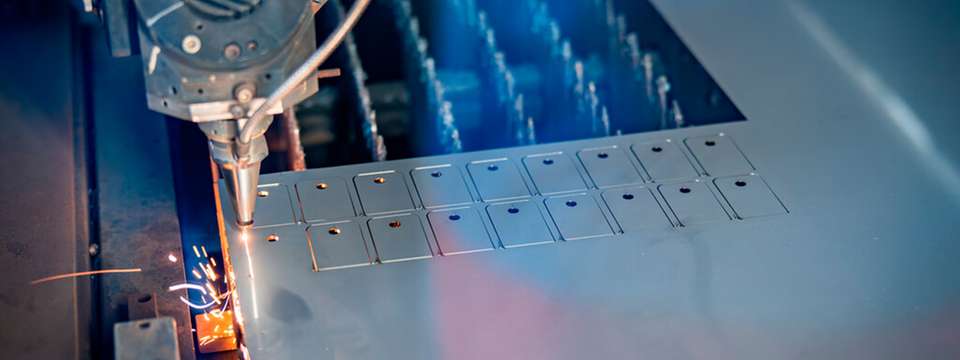 Mithilfe von Laserschneidern werden die Bauteile verarbeitet. Stickstoff als Schutzgas sorgt dabei für saubere Schnittkanten und verhindert Oxidationen an der Schnittfläche.