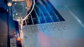Mithilfe von Laserschneidern werden die Bauteile verarbeitet. Stickstoff als Schutzgas sorgt dabei für saubere Schnittkanten und verhindert Oxidationen an der Schnittfläche.