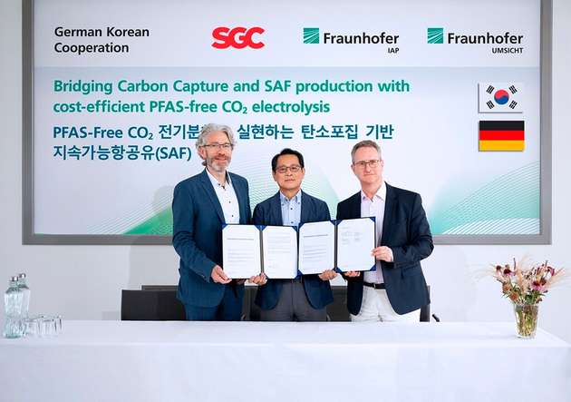 Prof. Christian Doetsch, Leiter von Fraunhofer UMSICHT, Ken Yoon, Chief Strategy Officer bei SGC Energy und Prof. Alexander Böker, Institutsleiter des Fraunhofer IAP vereinbaren, Technologien für die Umwandlung und Speicherung von Energie gemeinsam weiterzuentwickeln.