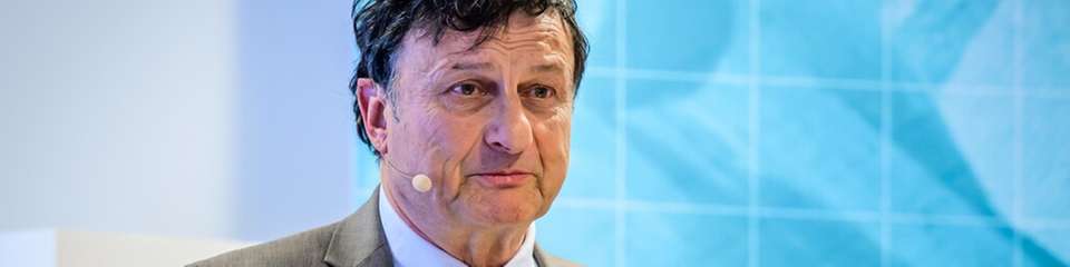 Dr. Stefan Fröhlich war von 2003 bis 2024 Inhaber der Professur für Internationale Beziehungen und Politische Ökonomie an der Friedrich-Alexander-Universität Erlangen-Nürnberg. Als Gastdozent lehrt er unter anderem am College of Europe in Brügge und Natolin sowie am CASSIS in Bonn. Seine Forschungsschwerpunkte sind globale Ordnungsfragen, Außen- und Sicherheitspolitik, transatlantische Beziehungen und Internationale Politische Ökonomie. Er ist Autor von Fachpublikationen und gefragter Medienexperte.