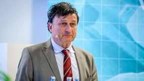 Dr. Stefan Fröhlich war von 2003 bis 2024 Inhaber der Professur für Internationale Beziehungen und Politische Ökonomie an der Friedrich-Alexander-Universität Erlangen-Nürnberg. Als Gastdozent lehrt er unter anderem am College of Europe in Brügge und Natolin sowie am CASSIS in Bonn. Seine Forschungsschwerpunkte sind globale Ordnungsfragen, Außen- und Sicherheitspolitik, transatlantische Beziehungen und Internationale Politische Ökonomie. Er ist Autor von Fachpublikationen und gefragter Medienexperte.
