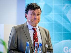 Dr. Stefan Fröhlich war von 2003 bis 2024 Inhaber der Professur für Internationale Beziehungen und Politische Ökonomie an der Friedrich-Alexander-Universität Erlangen-Nürnberg. Als Gastdozent lehrt er unter anderem am College of Europe in Brügge und Natolin sowie am CASSIS in Bonn. Seine Forschungsschwerpunkte sind globale Ordnungsfragen, Außen- und Sicherheitspolitik, transatlantische Beziehungen und Internationale Politische Ökonomie. Er ist Autor von Fachpublikationen und gefragter Medienexperte.