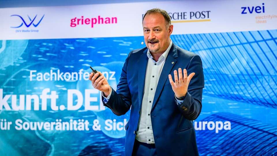 Udo Hoffmann ist seit August 2025 Head of Government & National Security Segment bei Schneider Electric. Er verantwortet die Weiterentwicklung digitaler und resilienter Lösungen für kritische Infrastrukturen im öffentlichen Sektor. Zuvor leitete er den Vertrieb in Deutschland sowie den Bereich Sales Building & Infrastructure Germany. Seit 2011 bekleidete Hoffmann verschiedene Führungspositionen bei Schneider Electric. Der Diplom-Ingenieur war zuvor für AREVA, Nokia und Siemens tätig.