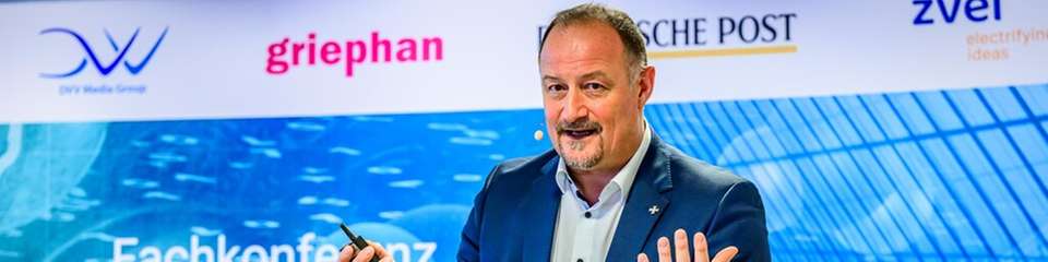 Udo Hoffmann ist seit August 2025 Head of Government & National Security Segment bei Schneider Electric. Er verantwortet die Weiterentwicklung digitaler und resilienter Lösungen für kritische Infrastrukturen im öffentlichen Sektor. Zuvor leitete er den Vertrieb in Deutschland sowie den Bereich Sales Building & Infrastructure Germany. Seit 2011 bekleidete Hoffmann verschiedene Führungspositionen bei Schneider Electric. Der Diplom-Ingenieur war zuvor für AREVA, Nokia und Siemens tätig.