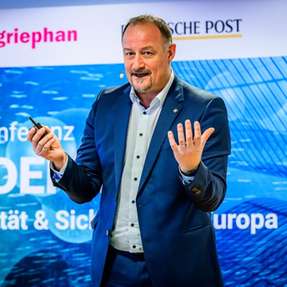 Udo Hoffmann ist seit August 2025 Head of Government & National Security Segment bei Schneider Electric. Er verantwortet die Weiterentwicklung digitaler und resilienter Lösungen für kritische Infrastrukturen im öffentlichen Sektor. Zuvor leitete er den Vertrieb in Deutschland sowie den Bereich Sales Building & Infrastructure Germany. Seit 2011 bekleidete Hoffmann verschiedene Führungspositionen bei Schneider Electric. Der Diplom-Ingenieur war zuvor für AREVA, Nokia und Siemens tätig.