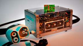 Demonstrator eines bidirektionalen einphasigen 3-kW-DC-Ladegeräts mit GaN-Leistungselektronik. Das leistungselektronische Modul (oben) haben Forschende des Fraunhofer IAF auf Basis des Leistungshalbleiters GaN und isolierenden Substraten entwickelt.